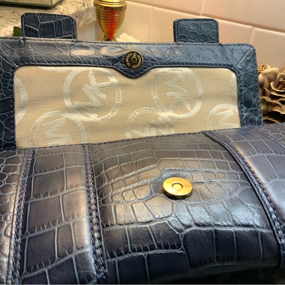 💥SALE💥 Great vintage Michael Kors dark blue croc embossed clutch. A0901 - Picture 9 of 11